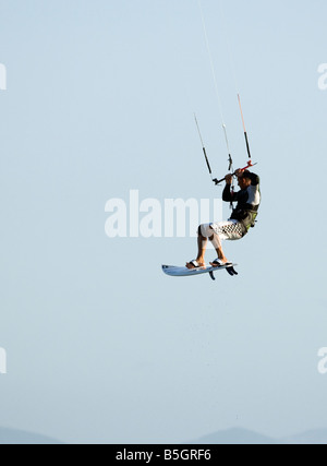 Kitesurfer dans un saut en hauteur Banque D'Images