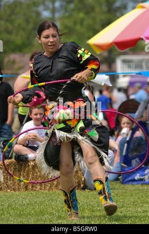 Un Native American hoop dancer au 8e sommet annuel Red Wing PowWow de Red Wing Park, Virginia Beach, Virginie. Banque D'Images