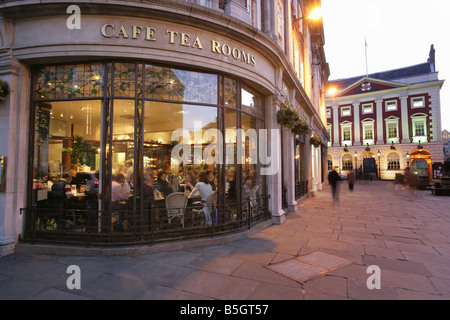 Ville de York, en Angleterre. St Helen's Square, avec la Fondation Frederick Belmont Betty's Café et hôtel particulier. Banque D'Images