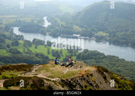 Personnes âgées Les marcheurs reposant sur l'Gummer comment au-dessus du lac de Windermere, Lake District Banque D'Images