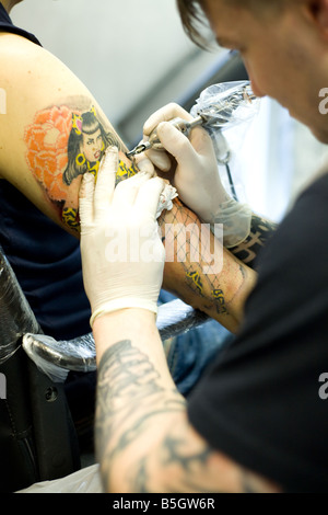 L'homme ayant son bras tatoué. Banque D'Images