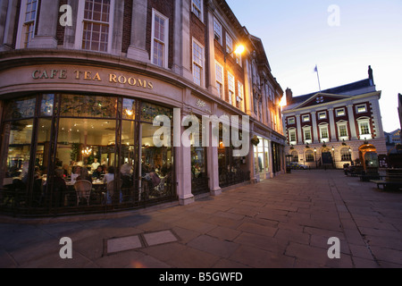 Ville de York, en Angleterre. St Helen's Square, avec la Fondation Frederick Belmont Betty's Café et hôtel particulier. Banque D'Images