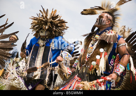 Eagle Tail (à gauche), Native American de la tribu des Micmacs du Canada, et son frère danse au 8e sommet annuel Redwing pow-wow. Banque D'Images