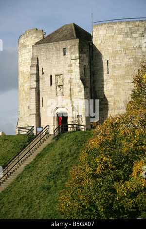 Ville de York, en Angleterre. Nommé d'après Roger de Clifford, le quartier historique de drôles de tour fait partie du complexe du château de New York. Banque D'Images