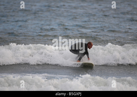 Homme surf sur la plage d''Aberdeen Scotland UK Banque D'Images