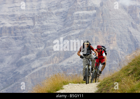 Deux coureurs de VTT en face d'un rock face Banque D'Images