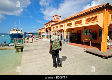 CRUZ BAY, Îles Vierges américaines — le principal terminal de ferry de Cruz Bay sur St John dans les Îles Vierges américaines. Le terminal sert de point d'arrivée et de départ principal pour les visiteurs et les résidents voyageant entre St John et les autres îles voisines. Banque D'Images