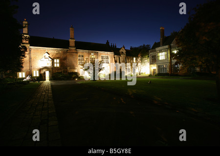 Ville de York, en Angleterre. Éclairé de nuit vue de la 1 e année inscrits Kings Manor, qui fait partie de l'Université de New York. Banque D'Images