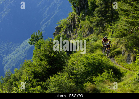 Deux coureurs de VTT dans les montagnes Banque D'Images