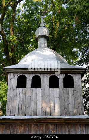 En bois ancien beffroi (b. 1890) dans Szczepiatyn, Bielsko-Biała County, Lublin Voivodeship, Pologne Banque D'Images