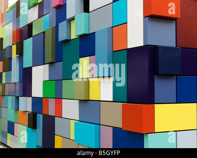 Bâtiment de couleur multi colorés comme entrée de parking couvert au parc de découverte de la synchronicité de la couleur par Margo Sawyer Banque D'Images