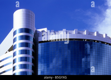 Bâtiment moderne en verre sur l'île de Labuan (Malaisie). Banque D'Images