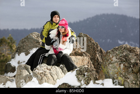 Couple sur le sommet de la montagne en hiver Banque D'Images