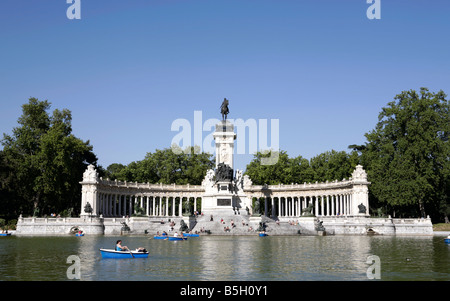 Parc du Retiro (El Retiro), lac de plaisance (Estanque del Retiro) et monument au roi Alphonse XII, Madrid, Espagne, Europe, UNION EUROPÉENNE Banque D'Images