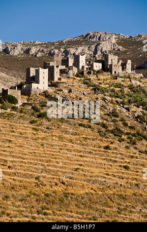 Le village de Vathia et sa tour en pierre des maisons dans la Profonde Mani, Sud du Péloponnèse, Grèce Banque D'Images