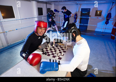 Les concurrents s'affrontent en alternant les tours de l'anneau et au conseil dans un nouveau sport connu sous le nom de boxe d'échecs Banque D'Images