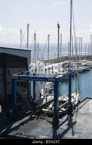 dh Marina PUERTO CALERO LANZAROTE grande grue de levage pour l'amarrage de l'océan aller yacht treuil levage quai sec Banque D'Images