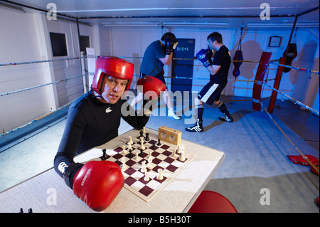 Les concurrents s'affrontent en alternant les tours de l'anneau et au conseil dans un nouveau sport connu sous le nom de boxe d'échecs Banque D'Images