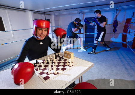 Les concurrents s'affrontent en alternant les tours de l'anneau et au conseil dans un nouveau sport connu sous le nom de boxe d'échecs Banque D'Images