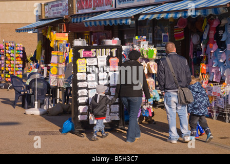 Une vue le long de la promenade du front de mer du golden mile à Great Yarmouth Norfolk Uk avec les gens qui achètent des marchandises d'cale Banque D'Images