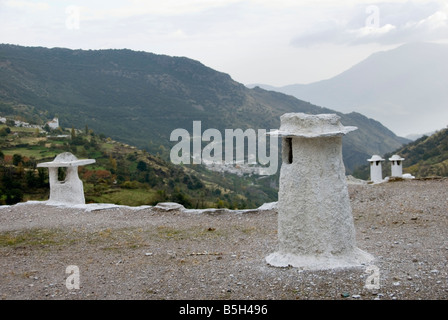 Toit plat avec grand style andalou typique cheminée minces dans le village de Capileira, dans la Sierra Nevada, dans le sud de l'Espagne Banque D'Images