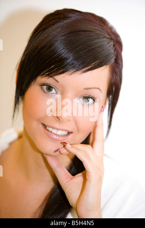 Dunkelhaarige Junge Frau, Portrait de femme aux cheveux brun Banque D'Images