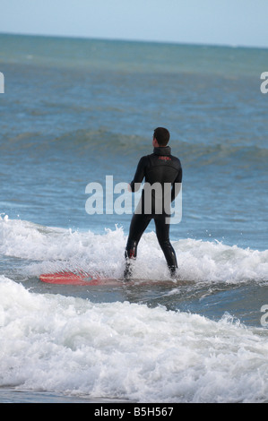 Homme surf sur la plage d''Aberdeen Scotland UK Banque D'Images