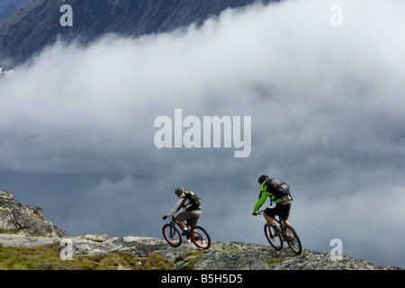 Riders vtt en face d'une zone de brouillard Banque D'Images