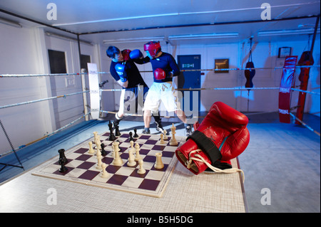 Les concurrents s'affrontent en alternant les tours de l'anneau et au conseil dans un nouveau sport connu sous le nom de boxe d'échecs Banque D'Images