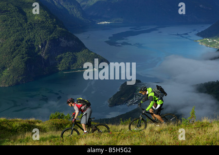 Riders vtt sur un fjord Banque D'Images