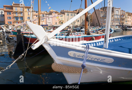 Bateaux à voile sont situés dans le port de Saint-Tropez sur la Cote d'Azur / Provence / Sud de la France Banque D'Images