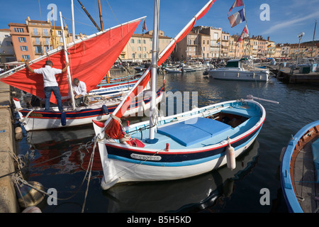 Bateaux à voile sont situés dans le port de Saint-Tropez sur la Cote d'Azur / Provence / Sud de la France Banque D'Images