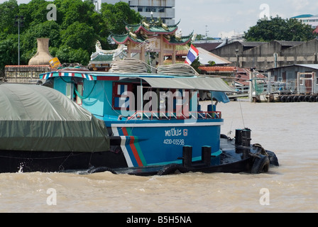 La partie arrière d'un chaland remorqué en bas de la rivière Chao Praya, à Bangkok en Thaïlande Banque D'Images