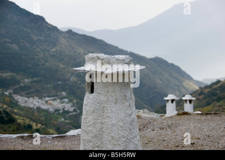 Toit plat avec grand style andalou typique cheminée minces dans le village de Capileira, dans la Sierra Nevada, dans le sud de l'Espagne Banque D'Images