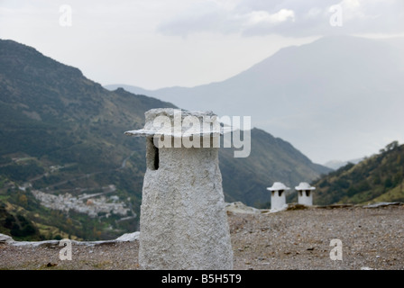 Toit plat avec grand style andalou typique cheminée minces dans le village de Capileira, dans la Sierra Nevada, dans le sud de l'Espagne Banque D'Images