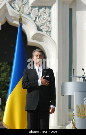 Président de l'Ukraine Viktor Iouchtchenko à l'écoute de l'hymne de l'Ukraine à Kiev le 24 août 2007 Banque D'Images