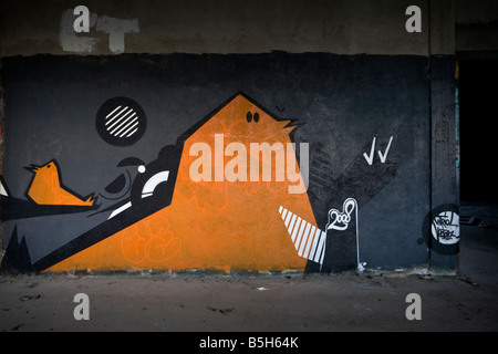 Un morceau de graffitis dans une friche industrielle en usine. Le Graffiti dans une usine désaffectée. Banque D'Images