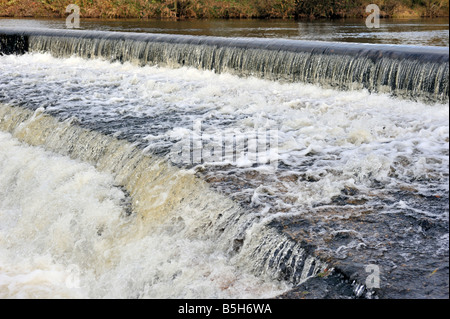 Weir sur la rivière Wenning. Hornby, Lancashire, Angleterre, Royaume-Uni, Europe. Banque D'Images