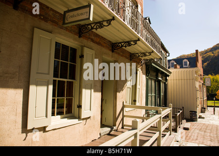 Dix-neuvième siècle de boutiques le long de la rue de la Shenandoah à Harpers Ferry, West Virginia. Banque D'Images