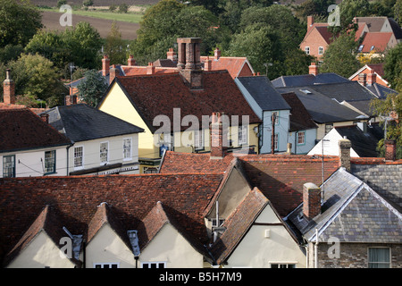 Vue sur les toits de la petite ville de Clare dans la région de Suffolk Banque D'Images