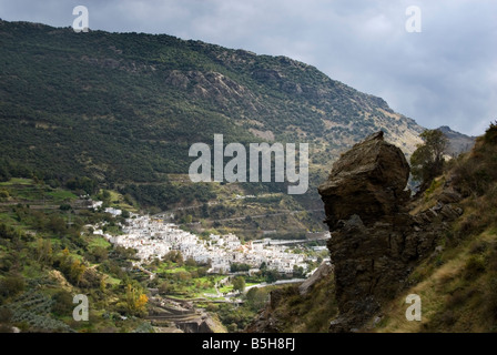 Vue sur la vallée de Poqueira andalou typique village blanc de Pampaniera dans les montagnes de la Sierra Nevada en Espagne Banque D'Images