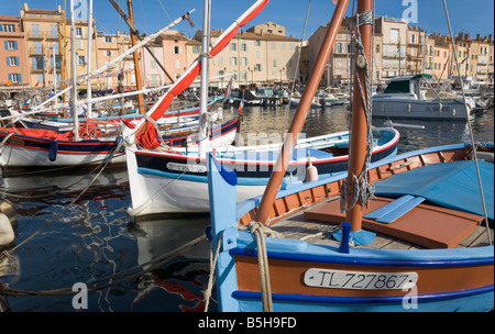 Bateaux à voile sont situés dans le port de Saint-Tropez sur la Cote d'Azur / Provence / Sud de la France Banque D'Images