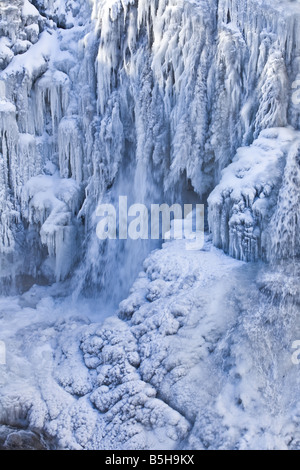 L'eau de congélation se précipite dans une cascade gelée. Banque D'Images