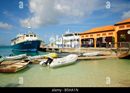 CRUZ BAY, Îles Vierges américaines — le principal terminal de ferry de Cruz Bay sur St John dans les Îles Vierges américaines. Le terminal sert de point d'arrivée et de départ principal pour les visiteurs et les résidents voyageant entre St John et les autres îles voisines. Banque D'Images