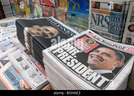 Journaux à un kiosque de la ville de New York annonçant Barack Obama's win présidentielles historiques en 2008 Banque D'Images