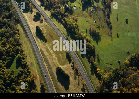 Vue de montgolfières colorées de la Nouvelle Angleterre et le treetops Massachusetts Turnpike en automne Banque D'Images