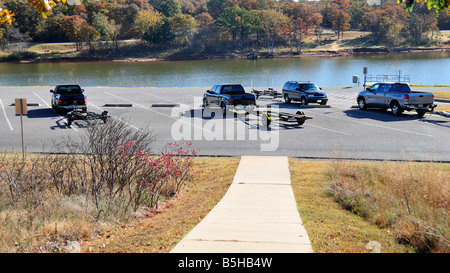 Un parking pour les véhicules et remorques bateaux près d'une rampe de déchargement à Arcadia lake. New York, USA. Banque D'Images