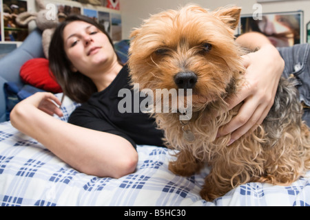 Une jeune femme avec son chien Banque D'Images