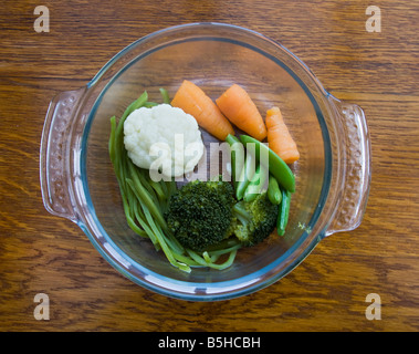 Vue de dessus les légumes dans un bol en pyrex Banque D'Images