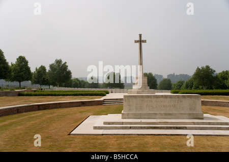 Hooge Crater Commonwealth War Graves Commission Cemetery contenant 5 892 tombes britanniques et du Commonwealth, près d'Ypres, Flandre Banque D'Images